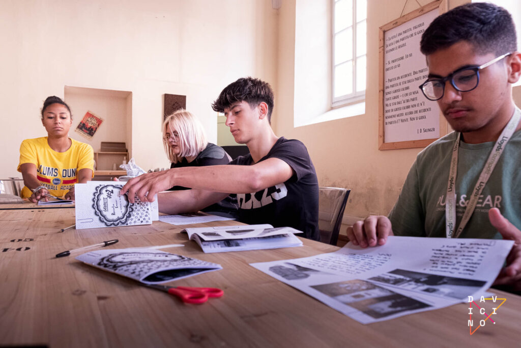 Ragazzi durante un laboratorio di fanzine