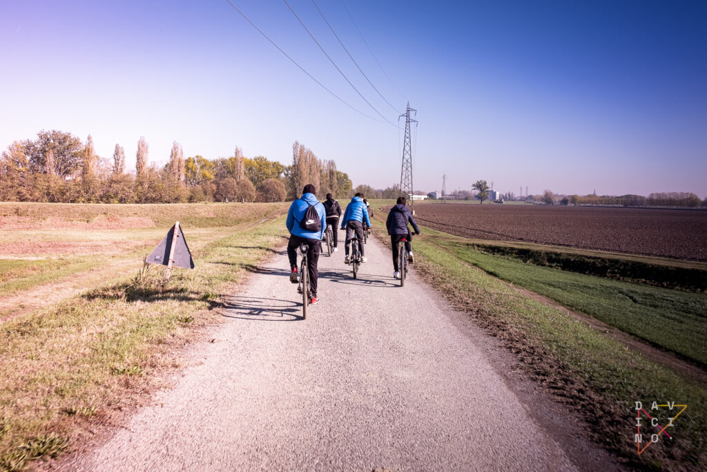 biciclettata che rievoca i racconti deɜ protagonistɜ del podcast di La Gare des Gars.