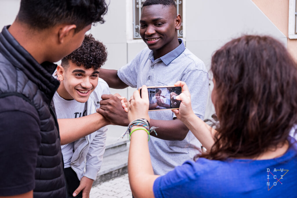 I ragazzi del Centro Giona durante il primo incontro del laboratorio di fotografia hanno iniziato a prendere confidenza con gli strumenti, provando a lavorare sulle basi della composizione nella fotografia.